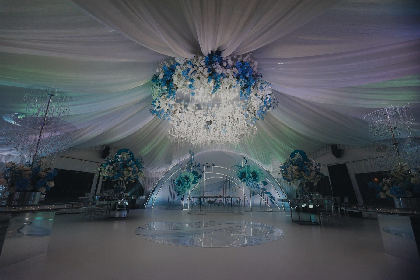 luxury-wedding-tent-with-decor-banquet_624325-1389